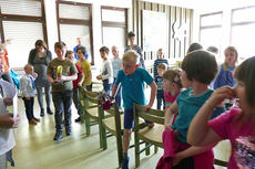 Kinderkarfreitagsliturgie im Gemeindezentrum (Foto: Karl-Franz Thiede)